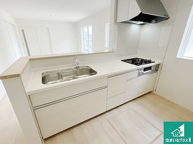 リビングと統一感があり、使い勝手のいいキッチン。広々としているので、二人並んで作業が出来ちゃいます。お子様と一緒に色々なお料理に挑戦できるスペースがあります。