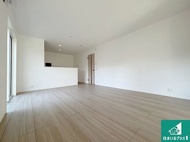 シンプルなリビングは、観葉植物等のインテリアを楽しめますね！パパ好みにも、ママ好みにも家具次第で雰囲気を変えることができます！