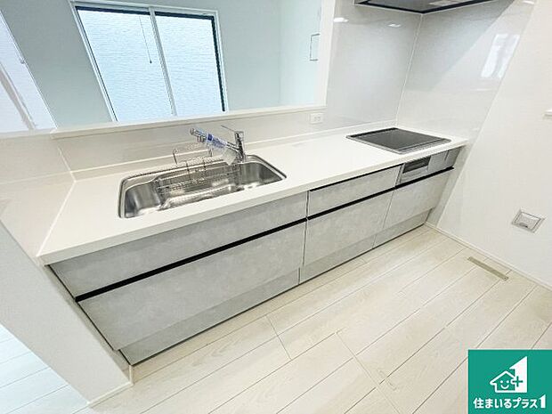 リビングと統一感があり、使い勝手のいいキッチン。広々としているので、二人並んで作業が出来ちゃいます。お子様と一緒に色々なお料理に挑戦できるスペースがあります。