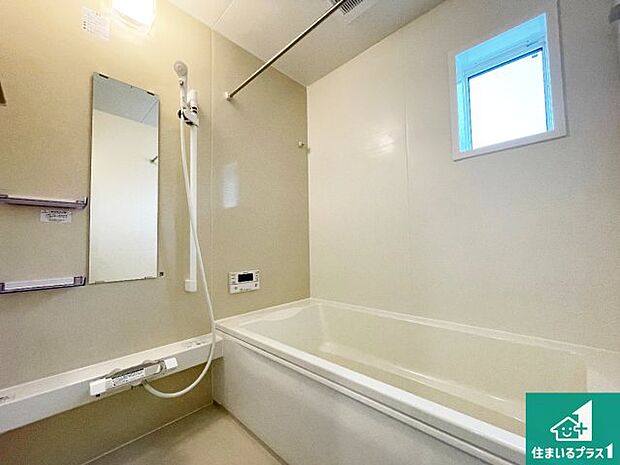 足をゆったり伸ばして寛げる浴槽です。窓が設けられていますので差し込む光が明るく穏やかな雰囲気にしてくれます♪浴室乾燥機も設置しているので、雨の日の洗濯物も安心です♪