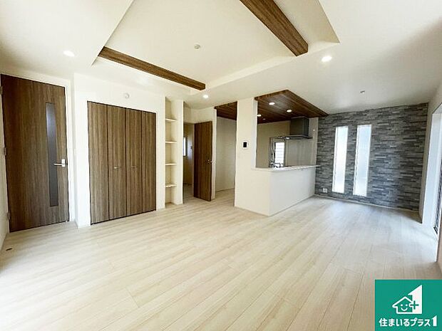 シンプルなリビングは、観葉植物等のインテリアを楽しめますね!パパ好みにも、ママ好みにも家具次第で雰囲気を変えることができます!