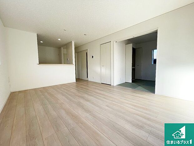 日当たり良好の明るいリビングで朝の目覚めもスッキリできそう!対面キッチンでご家族のコミュニケーションも自然と増える設計!小さなお子様が遊ぶスペースを作っても広々とくつろげるLDK!