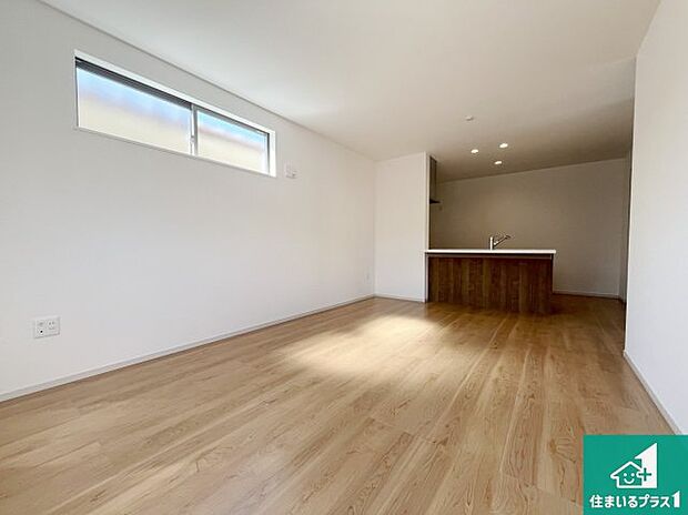 日当たり良好の明るいリビングで朝の目覚めもスッキリできそう!対面キッチンでご家族のコミュニケーションも自然と増える設計!小さなお子様が遊ぶスペースを作っても広々とくつろげるLDK!