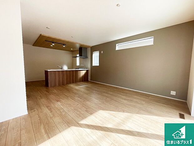 日当たり良好の明るいリビングで朝の目覚めもスッキリできそう！対面キッチンでご家族のコミュニケーションも自然と増える設計！小さなお子様が遊ぶスペースを作っても広々とくつろげるLDK！