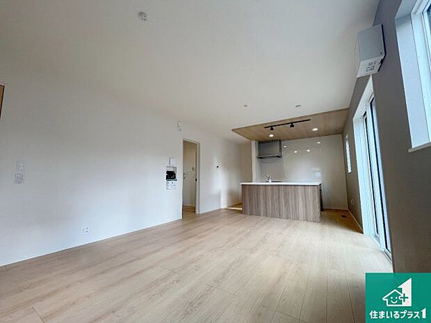 明るいリビングで朝の目覚めもスッキリできそう！対面キッチンでご家族のコミュニケーションも自然と増える設計！小さなお子様が遊ぶスペースを作っても広々とくつろげるLDK！