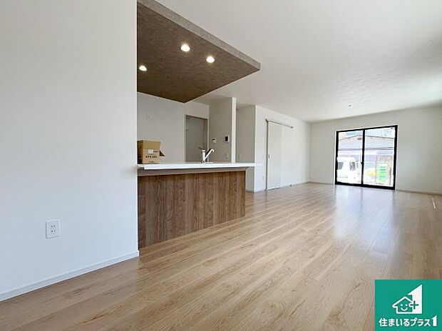 明るいリビングで朝の目覚めもスッキリできそう!対面キッチンでご家族のコミュニケーションも自然と増える設計!小さなお子様が遊ぶスペースを作っても広々とくつろげるLDK!