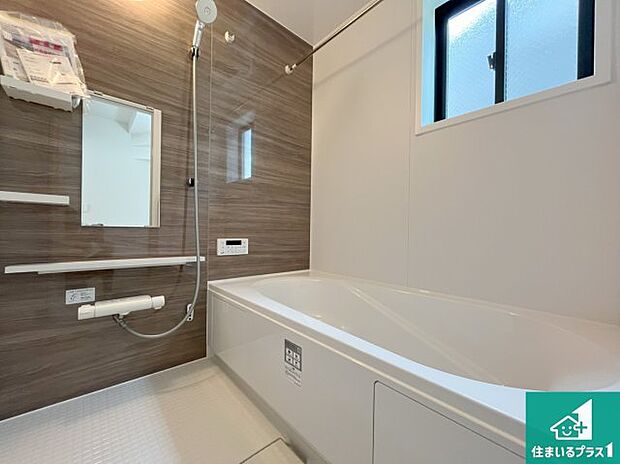 足をゆったり伸ばして寛げる浴槽です。窓が設けられていますので差し込む光が明るく穏やかな雰囲気にしてくれます♪浴室乾燥機も設置しているので、雨の日の洗濯物も安心です♪