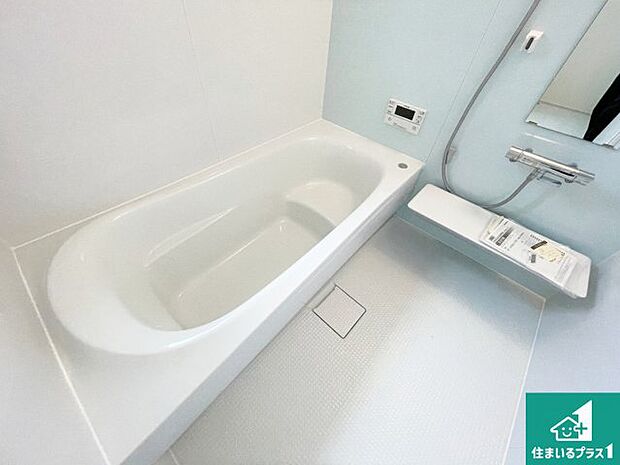 足をゆったり伸ばして寛げる浴槽です。窓が設けられていますので差し込む光が明るく穏やかな雰囲気にしてくれます♪浴室乾燥機も設置しているので、雨の日の洗濯物も安心です♪