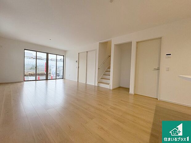 シンプルなリビングは、観葉植物等のインテリアを楽しめますね!パパ好みにも、ママ好みにも家具次第で雰囲気を変えることができます!