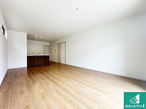 日当たり良好の明るいリビングで朝の目覚めもスッキリできそう!対面キッチンでご家族のコミュニケーションも自然と増える設計!小さなお子様が遊ぶスペースを作っても広々とくつろげるLDK!