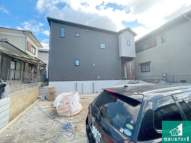 周辺は落ち着いた街並みの住宅地!子育てがしやすい住環境です!まだ未完成ですが、現地でしかわからない事もございます。是非一度ご覧ください。