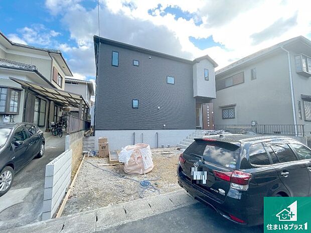 周辺は落ち着いた街並みの住宅地!子育てがしやすい住環境です!まだ未完成ですが、現地でしかわからない事もございます。是非一度ご覧ください。