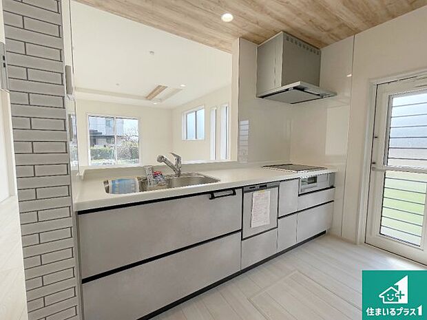 リビングと統一感があり、使い勝手のいいキッチン。広々としているので、二人並んで作業が出来ちゃいます。お子様と一緒に色々なお料理に挑戦できるスペースがあります。