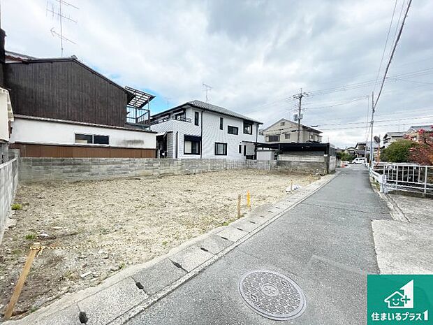 周辺は落ち着いた街並みの住宅地！子育てがしやすい住環境です！まだ未完成ですが、現地でしかわからない事もございます。是非一度ご覧ください。