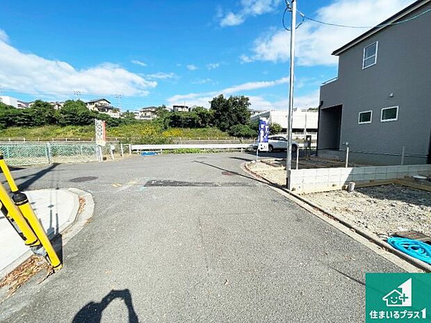 周辺は落ち着いた街並みの住宅地！子育てがしやすい住環境です！まだ未完成ですが、現地でしかわからない事もございます。是非一度ご覧ください。