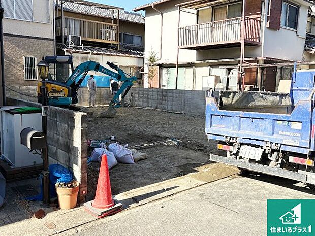 周辺は落ち着いた街並みの住宅地!子育てがしやすい住環境です!まだ未完成ですが、現地でしかわからない事もございます。是非一度ご覧ください。