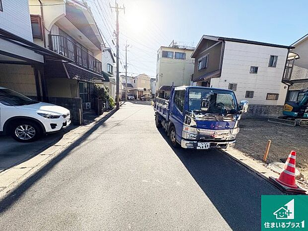 周辺は落ち着いた街並みの住宅地!子育てがしやすい住環境です!まだ未完成ですが、現地でしかわからない事もございます。是非一度ご覧ください。
