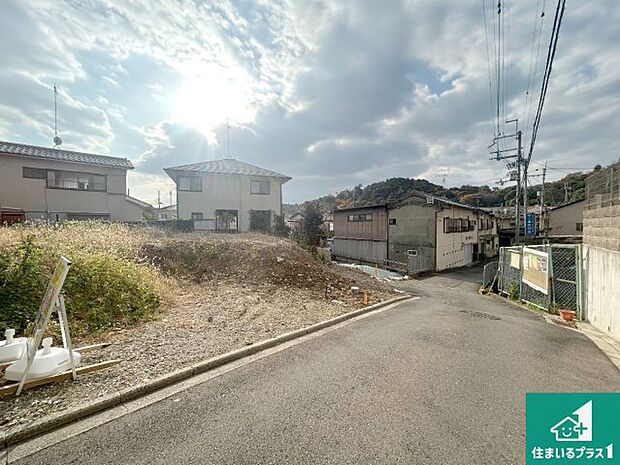 周辺は落ち着いた街並みの住宅地!子育てがしやすい住環境です!まだ未完成ですが、現地でしかわからない事もございます。是非一度ご覧ください。