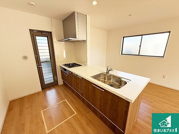 リビングと統一感があり、使い勝手のいいキッチン。広々としているので、二人並んで作業が出来ちゃいます。お子様と一緒に色々なお料理に挑戦できるスペースがあります。