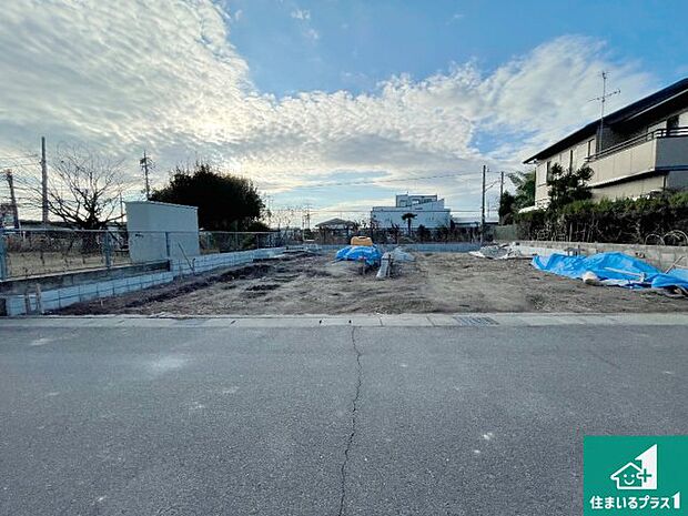 周辺は落ち着いた街並みの住宅地！子育てがしやすい住環境です！まだ未完成ですが、現地でしかわからない事もございます。是非一度ご覧ください。