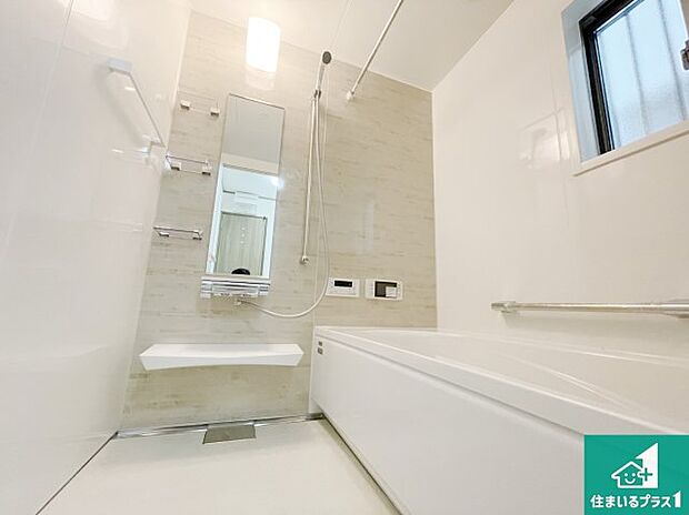 足をゆったり伸ばして寛げる浴槽です。窓が設けられていますので差し込む光が明るく穏やかな雰囲気にしてくれます♪浴室乾燥機も設置しているので、雨の日の洗濯物も安心です♪