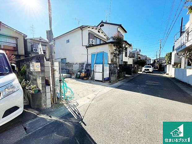周辺は落ち着いた街並みの住宅地！子育てがしやすい住環境です！まだ未完成ですが、現地でしかわからない事もございます。是非一度ご覧ください。