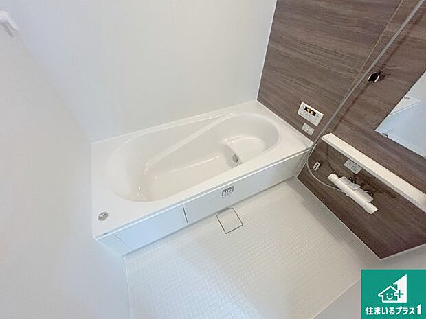 足をゆったり伸ばして寛げる浴槽です。窓が設けられていますので差し込む光が明るく穏やかな雰囲気にしてくれます♪浴室乾燥機も設置しているので、雨の日の洗濯物も安心です♪