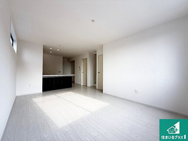 日当たり良好の明るいリビングで朝の目覚めもスッキリできそう！対面キッチンでご家族のコミュニケーションも自然と増える設計！小さなお子様が遊ぶスペースを作っても広々とくつろげるLDK！