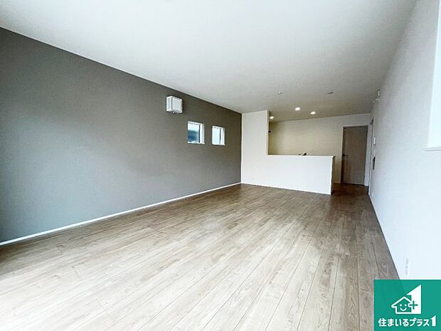 明るいリビングで朝の目覚めもスッキリできそう！対面キッチンでご家族のコミュニケーションも自然と増える設計！小さなお子様が遊ぶスペースを作っても広々とくつろげるLDK！