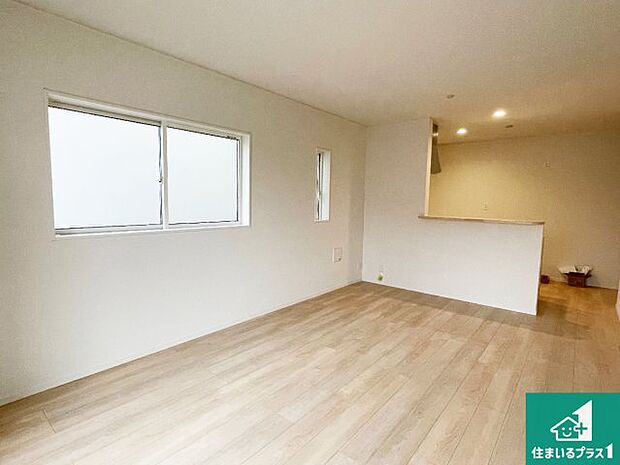 シンプルなリビングは、観葉植物等のインテリアを楽しめますね!パパ好みにも、ママ好みにも家具次第で雰囲気を変えることができます!