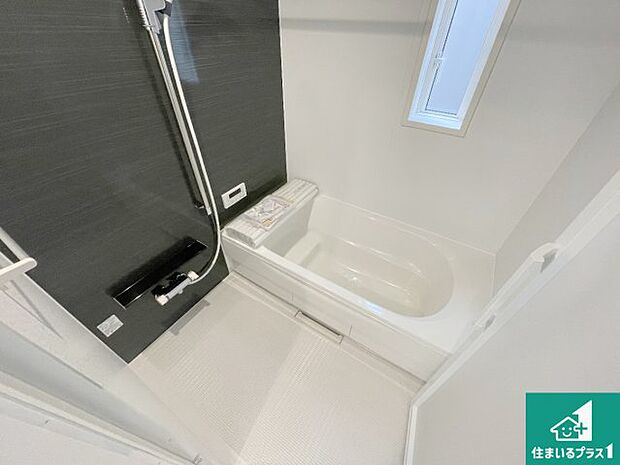 足をゆったり伸ばして寛げる浴槽です。窓が設けられていますので差し込む光が明るく穏やかな雰囲気にしてくれます♪浴室乾燥機も設置しているので、雨の日の洗濯物も安心です♪