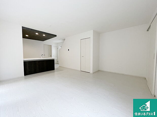 広く明るい、リビングは子育て中のお母さんも安心の対面キッチン。忙しいお母さんに嬉しい水回りが集約された家事導線が短く済む設計!