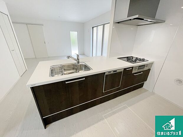 子供を見守りながらお料理が出来るため家族のコミュニケーションか増えます♪スペースが広く確保されている為お子様が大きくなったときは一緒に料理を楽しめます♪