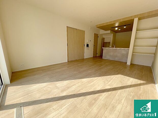 日当たり良好の明るいリビングで朝の目覚めもスッキリできそう!対面キッチンでご家族のコミュニケーションも自然と増える設計!小さなお子様が遊ぶスペースを作っても広々とくつろげるLDK!