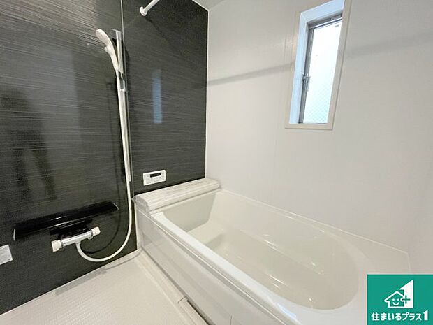 足をゆったり伸ばして寛げる浴槽です。窓が設けられていますので差し込む光が明るく穏やかな雰囲気にしてくれます♪浴室乾燥機も設置しているので、雨の日の洗濯物も安心です♪