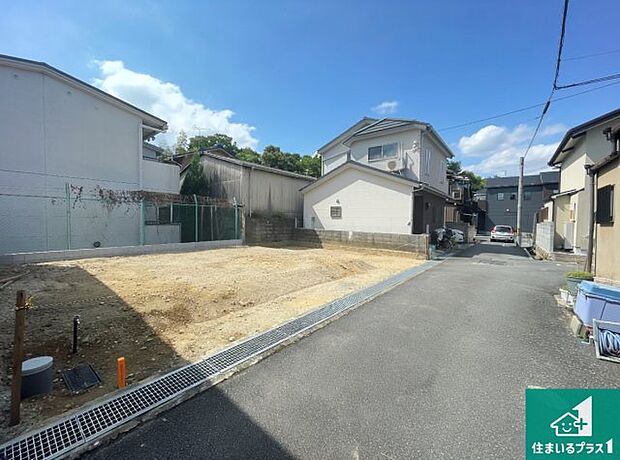 周辺は落ち着いた街並みの住宅地！子育てがしやすい住環境です！まだ未完成ですが、現地でしかわからない事もございます。是非一度ご覧ください。