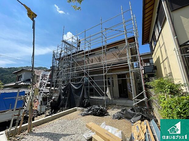 周辺は落ち着いた街並みの住宅地!子育てがしやすい住環境です!まだ未完成ですが、現地でしかわからない事もございます。是非一度ご覧ください。