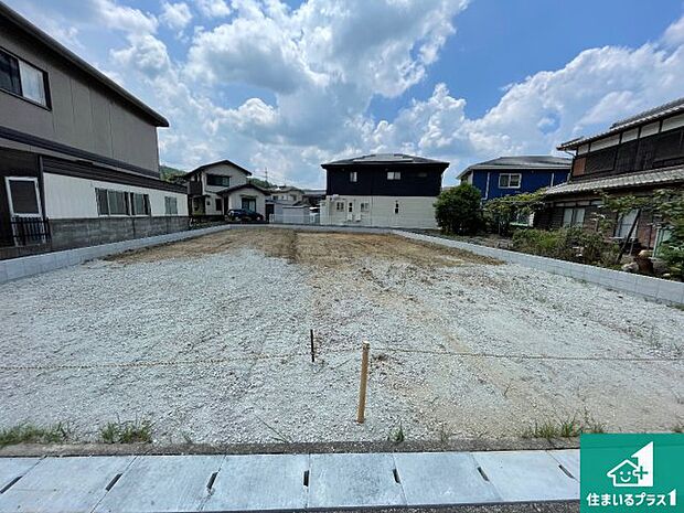 周辺は落ち着いた街並みの住宅地!子育てがしやすい住環境です!まだ未完成ですが、現地でしかわからない事もございます。是非一度ご覧ください。