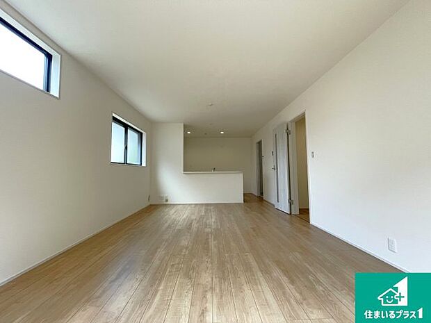 周辺は落ち着いた街並みの住宅地!子育てがしやすい住環境です!まだ未完成ですが、現地でしかわからない事もございます。是非一度ご覧ください。