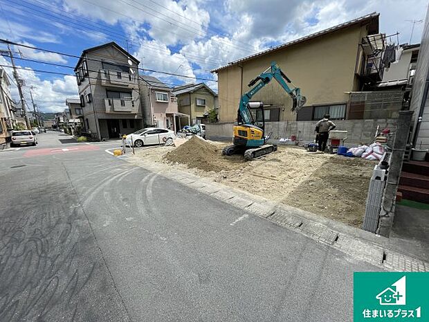 周辺は落ち着いた街並みの住宅地！子育てがしやすい住環境です！まだ未完成ですが、現地でしかわからない事もございます。是非一度ご覧ください。
