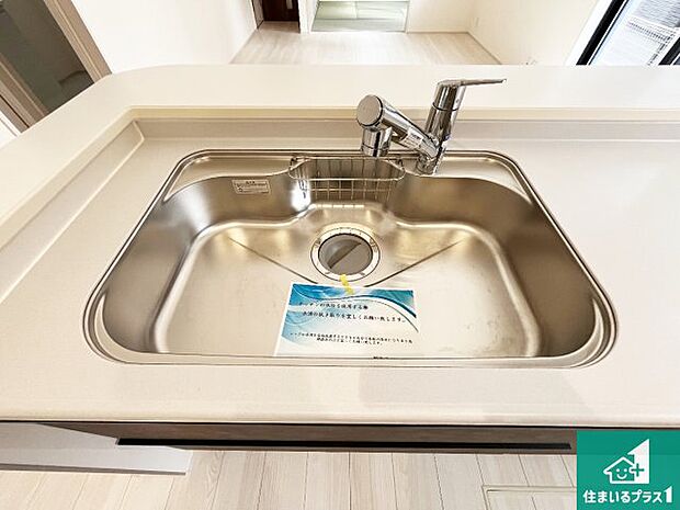 【キッチンシンク】蛇口の先端に浄水器を内蔵しています!原水と浄水、お湯と冷水、シャワーの切替えがワンタッチなので用途によって使い分けられます。