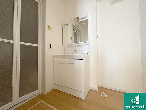 【独立洗面台】清潔感のある洗面台です。フラットな鏡は掃除がしやすく毎日清潔!鏡裏には収納があるのでスッキリとした洗面台が保てます。