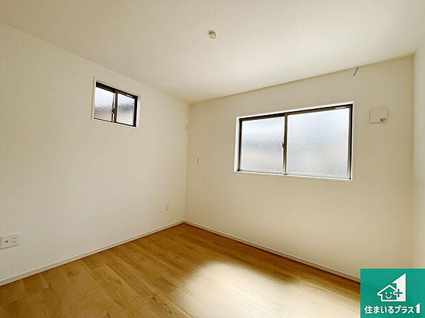 【洋室】シンプルな洋室は、自分好みのインテリアが楽しめます♪ご家族とインテリアや家具を選びに行くのは新築購入時の醍醐味の一つです。ぜひお楽しみください♪