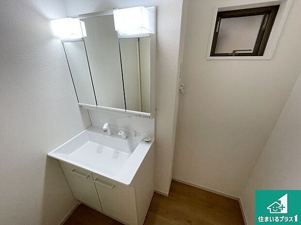 【独立洗面台】清潔感のある洗面台です。フラットな鏡は掃除がしやすく毎日清潔!鏡裏には収納があるのでスッキリとした洗面台が保てます。