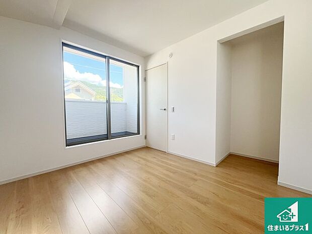 【洋室】シンプルな洋室は、自分好みのインテリアが楽しめます♪ご家族とインテリアや家具を選びに行くのは新築購入時の醍醐味の一つです。ぜひお楽しみください♪