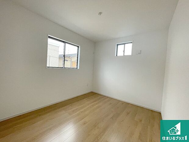 【洋室】シンプルな洋室は、自分好みのインテリアが楽しめます♪ご家族とインテリアや家具を選びに行くのは新築購入時の醍醐味の一つです。ぜひお楽しみください♪