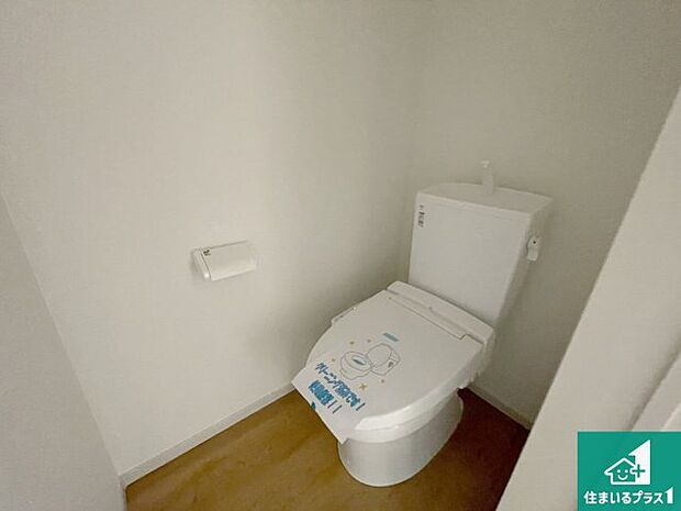 【トイレ】1・2階の2ヶ所にあるので、朝の忙しい時間の順番待ちもなく、深夜の利用にも大変便利です。