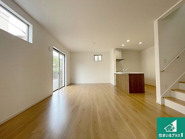 【居間・リビング】日当たり良好の明るいリビングで朝の目覚めもスッキリできそう!対面キッチンでご家族のコミュニケーションも自然と増える設計!小さなお子様が遊ぶスペースを作っても広々とくつろげるLDK!