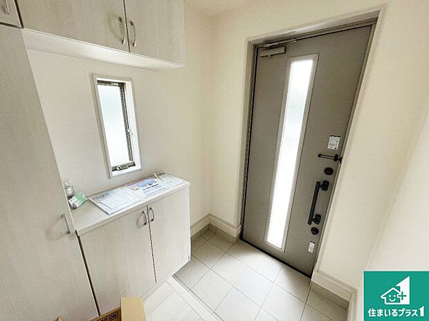 【玄関】シューズボックスにはたくさんの靴が収納できるので玄関周りはいつもスッキリ!ご家族が増えても安心!