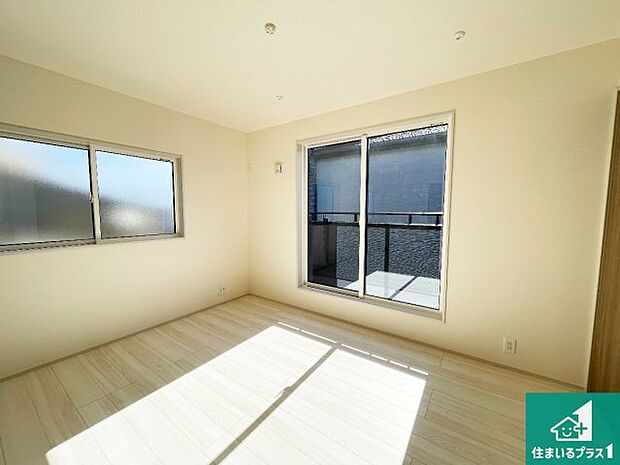 【洋室】シンプルな洋室は、自分好みのインテリアが楽しめます♪ご家族とインテリアや家具を選びに行くのは新築購入時の醍醐味の一つです。ぜひお楽しみください♪